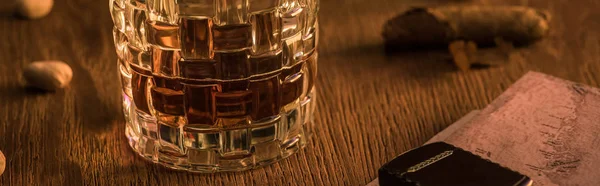 Verre Brandy Avec Briquet Sur Carte Pistaches Cigare Sur Table — Photo