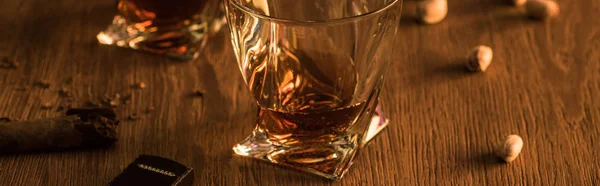 Bril Cognac Met Pistache Sigaar Aansteker Houten Tafel Panoramisch Schot — Stockfoto