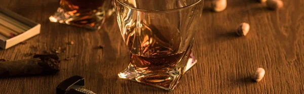 Bril Cognac Met Pistache Sigaar Lucifers Houten Tafel Panoramisch Schot — Stockfoto
