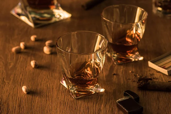 Gläser Brandy Mit Pistazien Zigarre Und Feuerzeug Auf Holztisch — Stockfoto