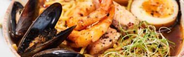 Baharatlı deniz mahsulü ramen, midye ve karides tabağı, panoramik çekim