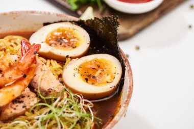 Baharatlı deniz mahsulü ramen ve karidesleri yakın plan çek.
