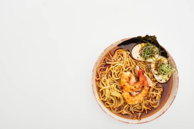 Beyaz üzerine izole edilmiş baharatlı deniz mahsulü ramen manzarası.