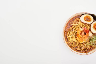 Beyaz üzerine izole edilmiş baharatlı deniz mahsulü ramen manzarası.