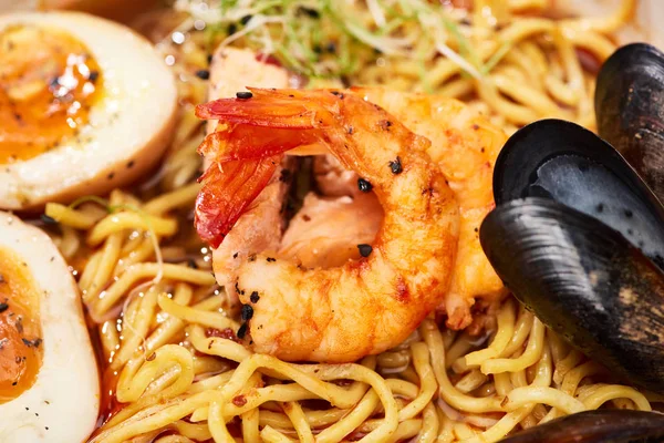 Vue Rapprochée Des Ramen Fruits Mer Épicés Aux Crevettes Œufs — Photo