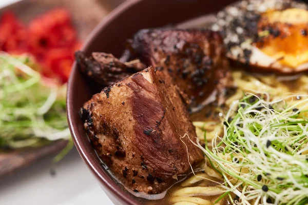 Primer Plano Vista Ramen Picante Con Carne Res Microverde Tazón — Foto de Stock