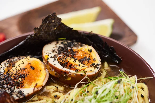 Vista Ravvicinata Del Ramen Piccante Con Uovo Microverde Ciotola — Foto Stock