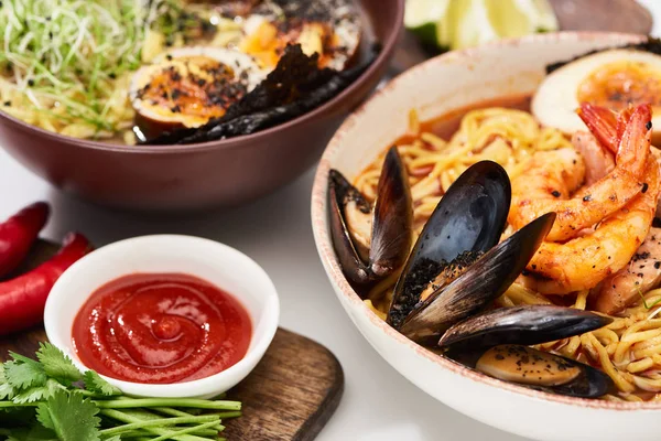 Pittige Zeevruchten Vlees Ramen Kommen Wit Oppervlak Bij Ketchup — Stockfoto