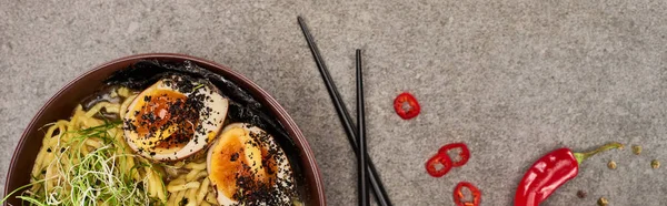 Vrchní Pohled Pikantní Maso Ramen Blízkosti Chilli Paprika Hůlky Šedém — Stock fotografie