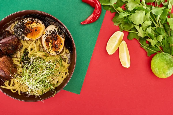 Vista Dall Alto Del Ramen Carne Piccante Vicino Ingredienti Freschi — Foto Stock