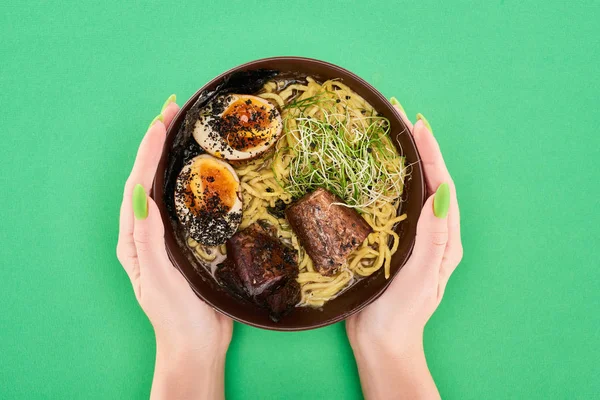 Cropped View Woman Holding Spicy Meat Ramen Green Surface — Stock Photo, Image