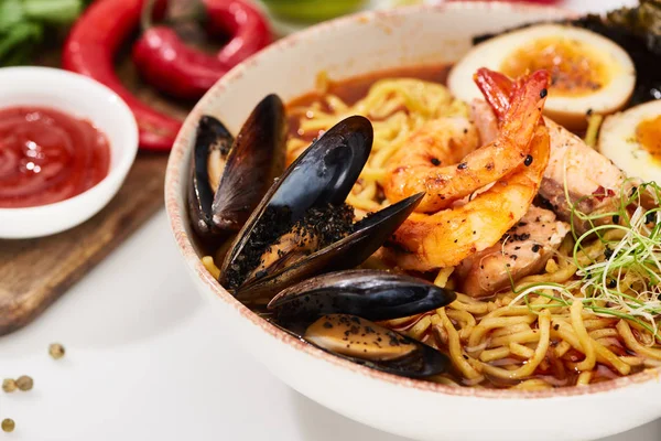 Close up view of spicy seafood ramen with mussels and shrimps in bowl — Stock Image Close View Spicy Seafood Ramen Mussels Shrimps Bowl Stock Picture