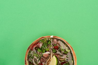 Yeşil arkaplanda pho 'nun en üstteki görünümü