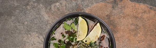 Vista Superior Pho Tazón Con Cal Cilantro Sobre Fondo Piedra — Foto de Stock