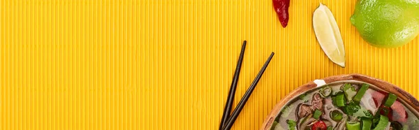 Çubukların Yanındaki Kasede Pho Nun Üst Görüntüsü Kireç Sarı Desenli — Stok fotoğraf