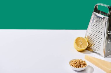 limon, parmesan, çam fıstığı ve rende yeşil masada izole edilmiş.