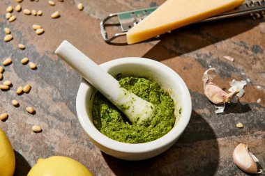 taş yüzeyinde pesto sosu ve malzemeler