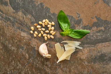 Pesto sosunun en üst görüntüsü taş yüzeydeki taze malzemeler