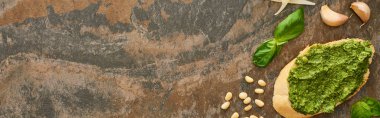 Taze malzemelerin yanında pesto soslu baget diliminin üst görüntüsü, panoramik çekim.