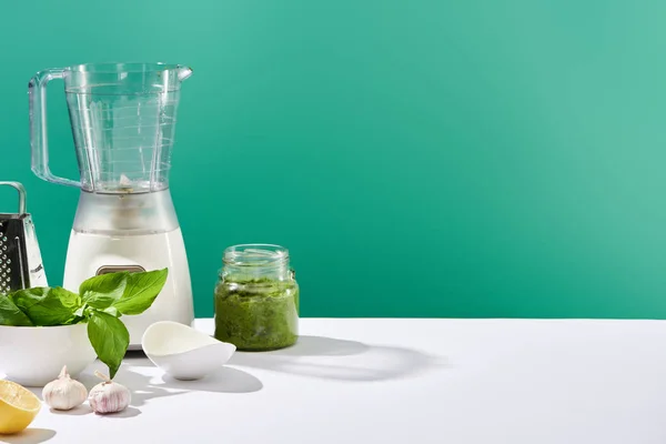 Molho Pesto Ingredientes Utensílios Cozinha Sobre Mesa Branca Isolada Verde — Fotografia de Stock