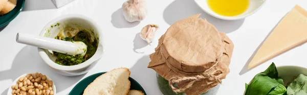 Pesto Omáčka Blízkosti Ingrediencí Chleba Bílém Pozadí Panoramatický Výstřel — Stock fotografie
