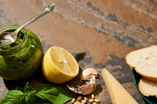 Stokbrood Plakjes Pesto Saus Pot Verse Ingrediënten Stenen Oppervlak — Stockfoto