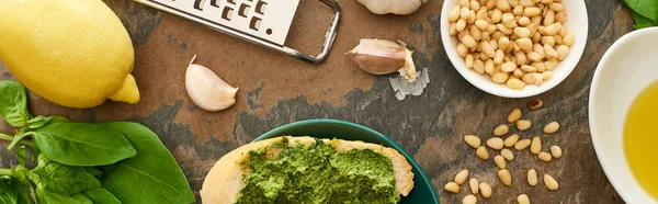 Bovenaanzicht Van Stokbrood Plak Met Pesto Saus Bord Buurt Van — Stockfoto