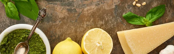 Bovenaanzicht Van Pestosaus Schaal Met Lepel Buurt Van Ingrediënten Stenen — Stockfoto