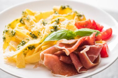 Domatesli, parmesanlı, pesto soslu, fesleğenli ve jambonlu lezzetli Pappardelle manzarası
