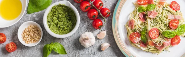 Vista Dall Alto Delle Pappardelle Cotte Con Pomodori Basilico Prosciutto — Foto Stock