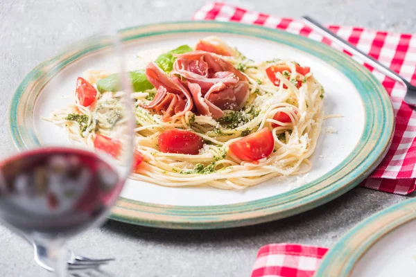 Focus Selettivo Vino Rosso Pappardelle Con Pomodori Basilico Prosciutto Superficie — Foto Stock
