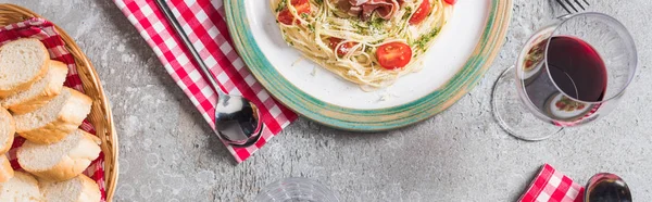 Sett Ovenfra Servert Pappardelle Med Tomater Basilikum Prosciutto Nær Baguette – stockfoto