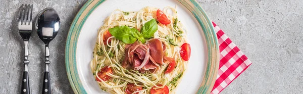 Vrchní Pohled Podávaný Pappardelle Rajčaty Bazalkou Prosciutto Kostkovaném Ubrousku Příbory — Stock fotografie