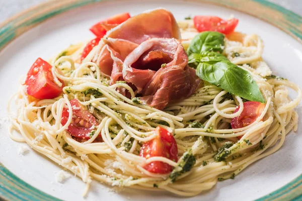 Närbild Kokta Pappardelle Med Tomater Basilika Och Prosciutto — Stockfoto