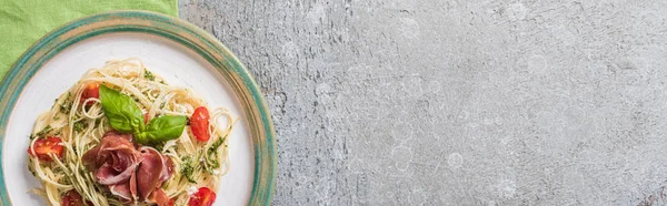 Top View Cooked Pappardelle Tomatoes Basil Prosciutto Plate Green Napkin — Stock Photo, Image