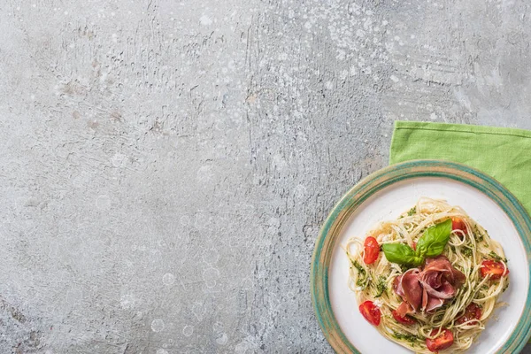 Top View Cooked Pappardelle Tomatoes Basil Prosciutto Plate Green Napkin — Stock Photo, Image