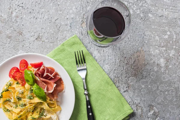Top View Cooked Pappardelle Tomatoes Basil Prosciutto Red Wine Grey — Stock Photo, Image
