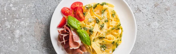 Top View Cooked Pappardelle Tomatoes Pesto Sauce Prosciutto Grey Surface — Stock Photo, Image