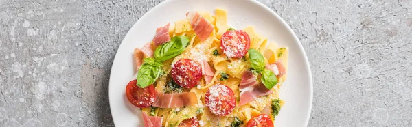 Top View Cooked Pappardelle Tomatoes Pesto Sauce Prosciutto Grey Surface — Stock Photo, Image