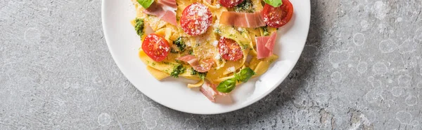 Vista Superior Pappardelle Cozido Com Tomates Molho Pesto Prosciutto Superfície — Fotografia de Stock