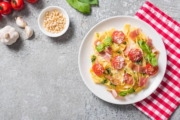 Top View Cooked Pappardelle Tomatoes Basil Prosciutto Plaid Napkin Ingredients — Stock Photo, Image