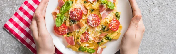 Partial View Woman Holding Plate Pappardelle Tomatoes Basil Prosciutto Plaid — Stock Photo, Image