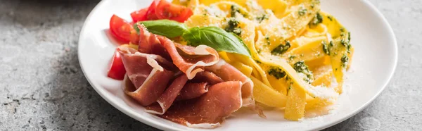 Delicious Pappardelle Tomatoes Basil Prosciutto Grey Surface Panoramic Shot — Stock Photo, Image