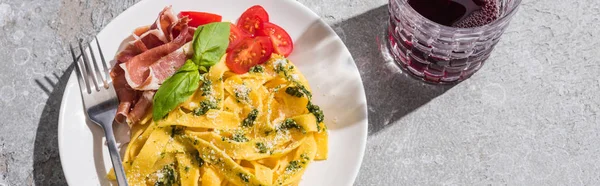 Вид Сверху Вкусный Pappardelle Помидорами Песто Прошутто Вилкой Рядом Красным — стоковое фото