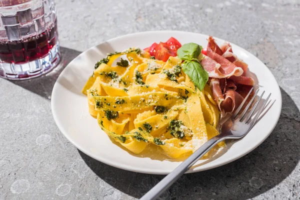 Sabroso Pappardelle Con Tomates Pesto Prosciutto Con Tenedor Cerca Vino — Foto de Stock