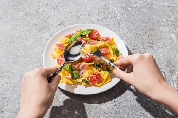 Vista Cortada Mulher Comendo Pappardelle Saboroso Com Tomates Pesto Prosciutto — Fotografia de Stock