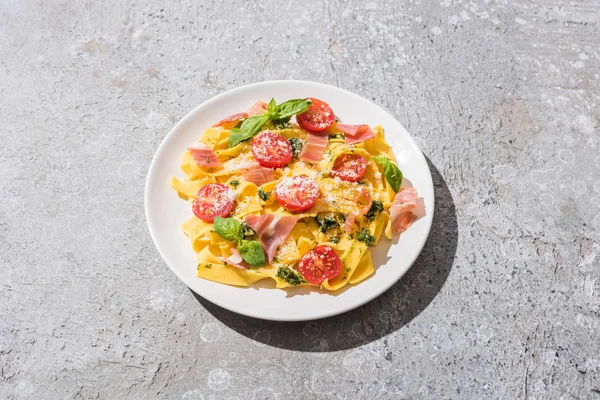 Pappardelle Saboroso Com Tomates Pesto Prosciutto Superfície Cinza — Fotografia de Stock