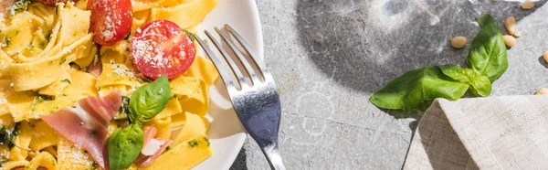 Vista Superior Sabrosa Pappardelle Con Tomates Pesto Prosciutto Con Tenedor —  Fotos de Stock