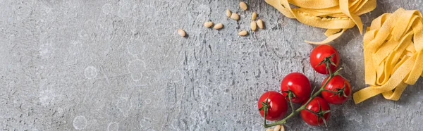 Draufsicht Auf Rohe Pappardelle Der Nähe Von Tomaten Pinienkernen Parmesan — Stockfoto