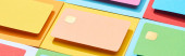 vícebarevné prázdné kreditní karty na barevném pozadí, panoramatický záběr